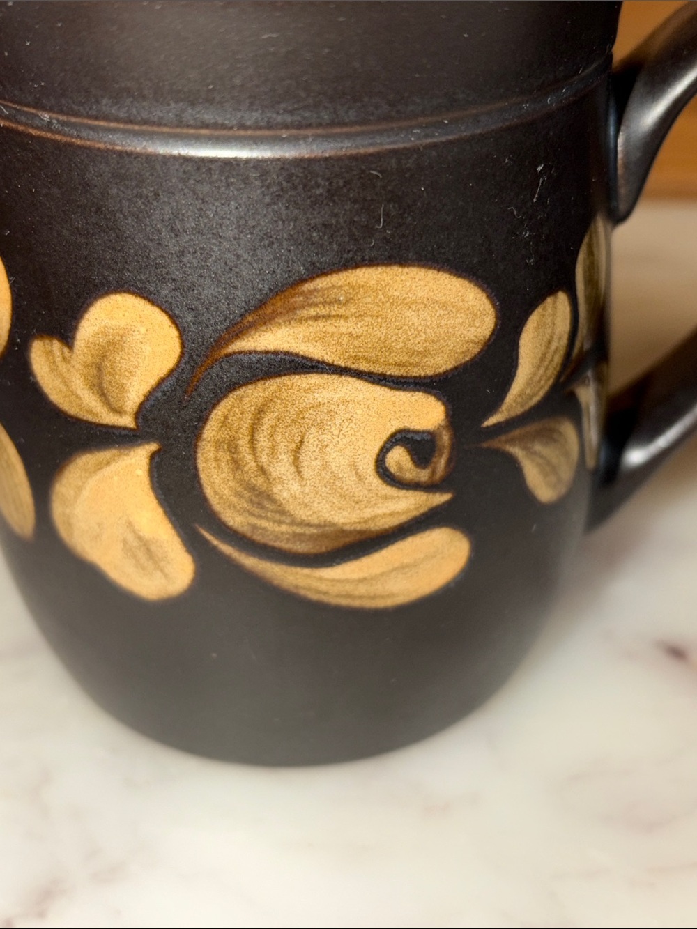 Denby Bakewell Black Ceramic Mug with Gold Floral Motif - Set of 2 - Picture 4 of 7